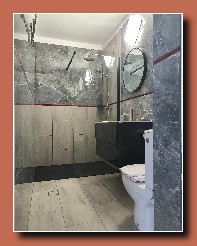 Pok�j z balkonem